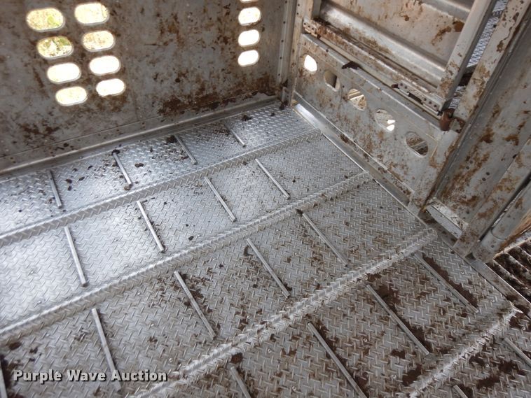 image for item KU9391 2001 Wilson PSDCL-302  livestock trailer