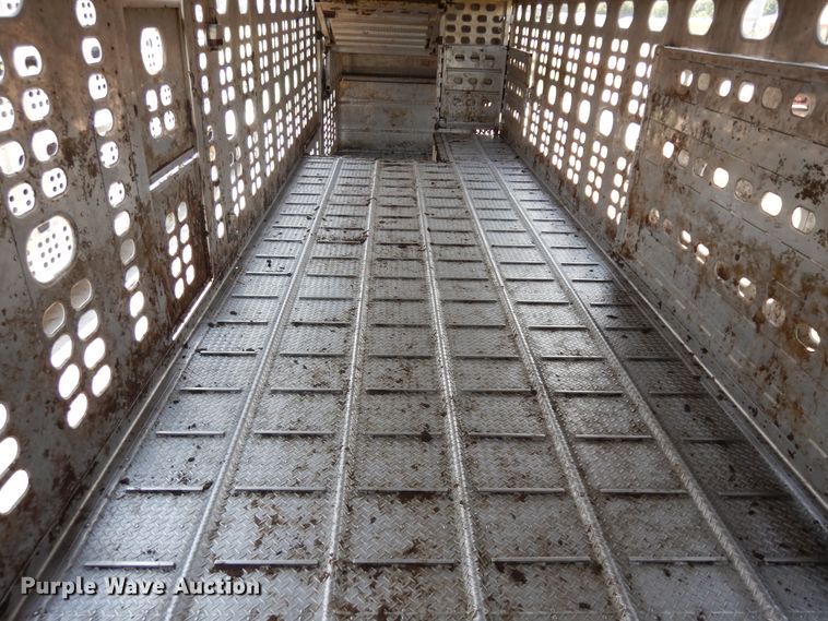 image for item KU9391 2001 Wilson PSDCL-302  livestock trailer