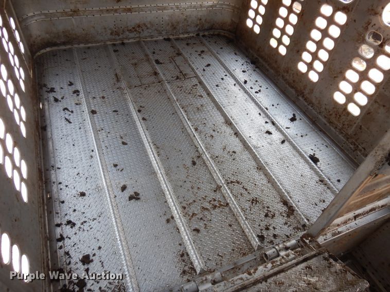 image for item KU9391 2001 Wilson PSDCL-302  livestock trailer