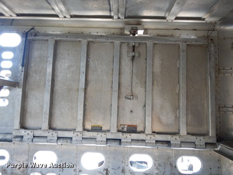 image for item KU9391 2001 Wilson PSDCL-302  livestock trailer