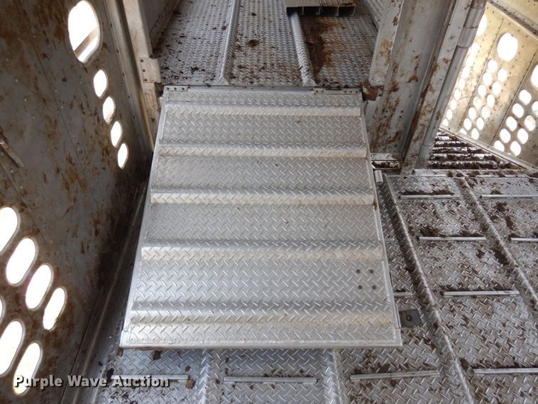 image for item KU9391 2001 Wilson PSDCL-302  livestock trailer