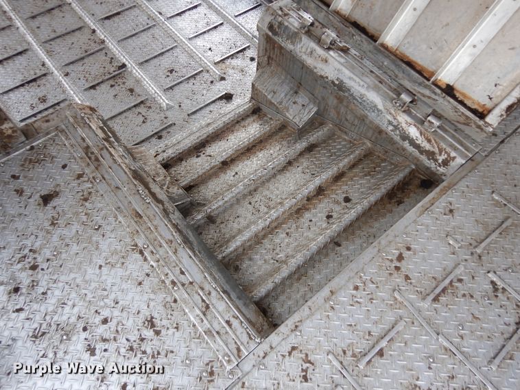 image for item KU9391 2001 Wilson PSDCL-302  livestock trailer