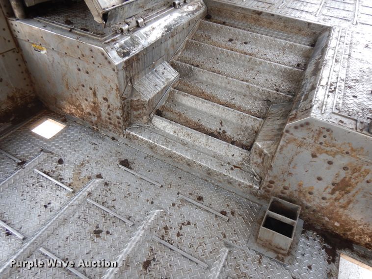 image for item KU9391 2001 Wilson PSDCL-302  livestock trailer