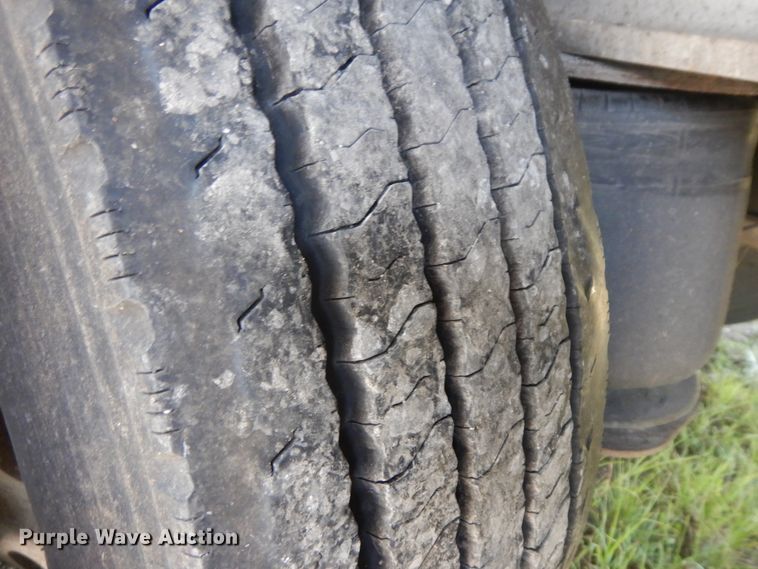 image for item KU9391 2001 Wilson PSDCL-302  livestock trailer