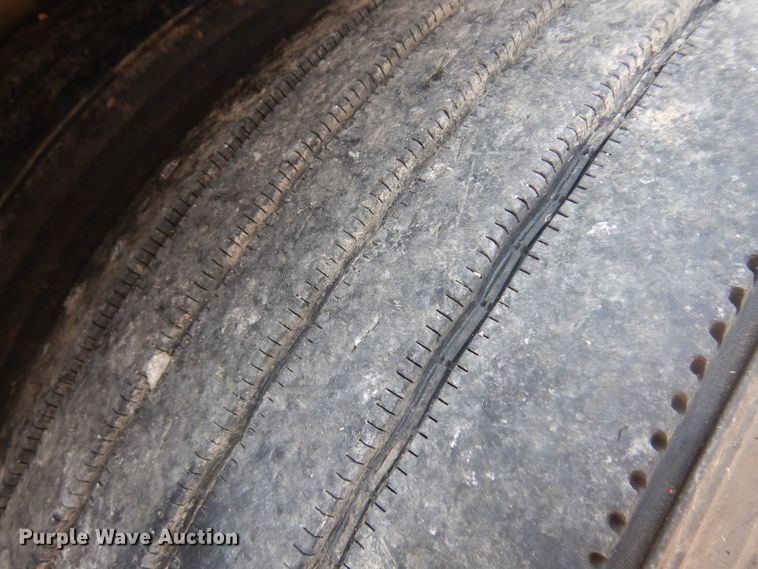 image for item KU9391 2001 Wilson PSDCL-302  livestock trailer