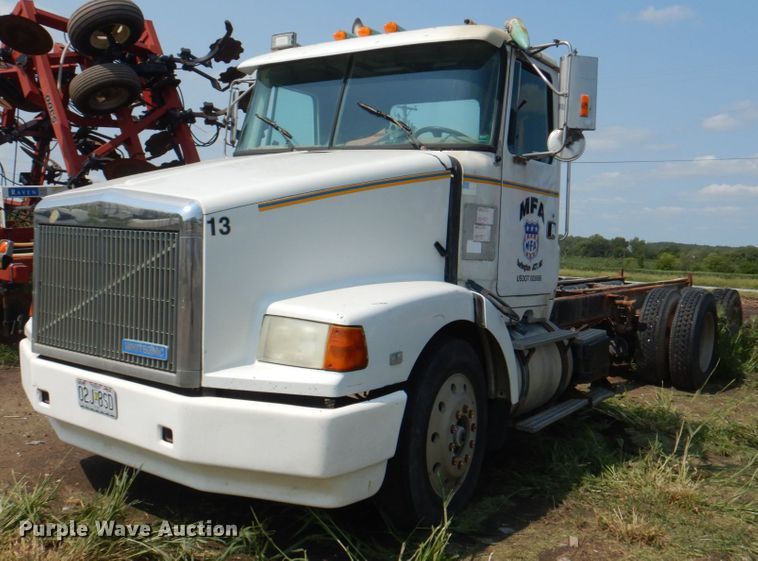 image for item KX9447 1994 White GMC WCA  truck cab and chassis