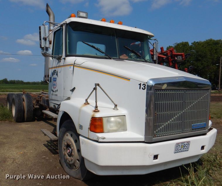 image for item KX9447 1994 White GMC WCA  truck cab and chassis