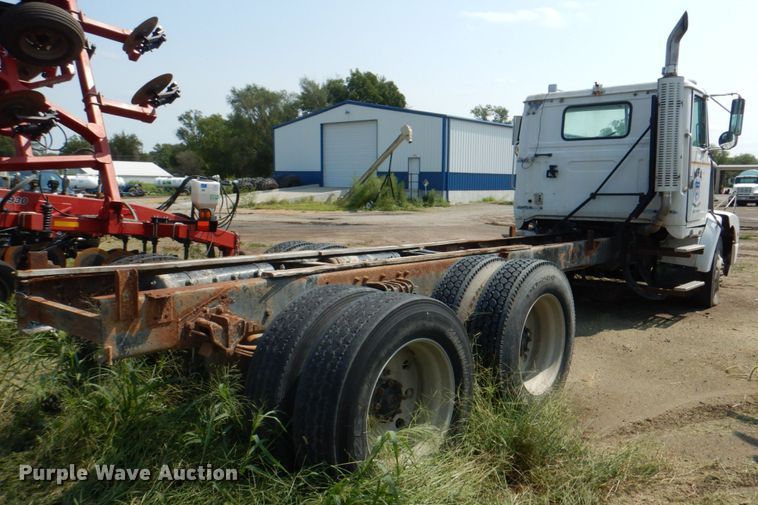 image for item KX9447 1994 White GMC WCA  truck cab and chassis