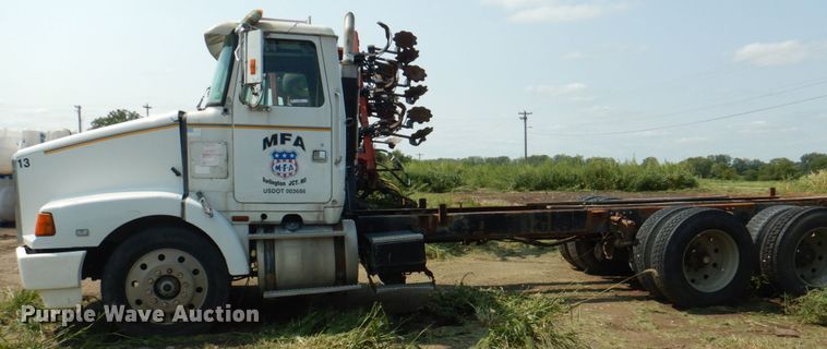 image for item KX9447 1994 White GMC WCA  truck cab and chassis