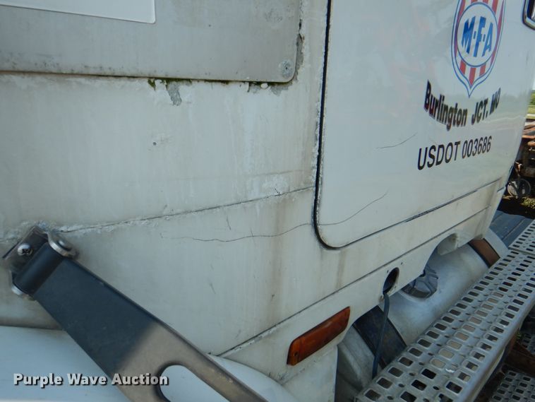 image for item KX9447 1994 White GMC WCA  truck cab and chassis