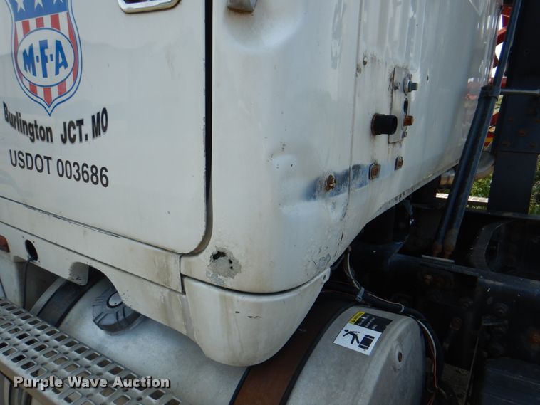 image for item KX9447 1994 White GMC WCA  truck cab and chassis