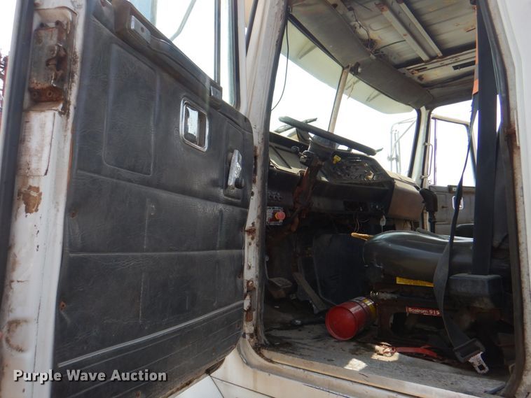 image for item KX9447 1994 White GMC WCA  truck cab and chassis