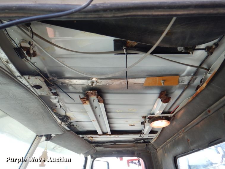 image for item KX9447 1994 White GMC WCA  truck cab and chassis