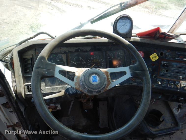 image for item KX9447 1994 White GMC WCA  truck cab and chassis