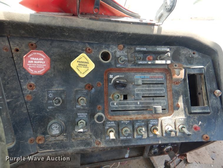 image for item KX9447 1994 White GMC WCA  truck cab and chassis