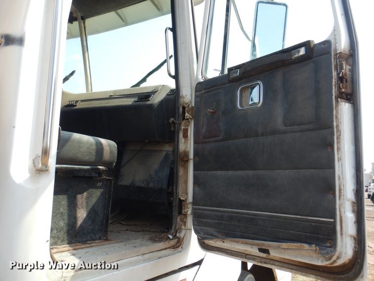 image for item KX9447 1994 White GMC WCA  truck cab and chassis