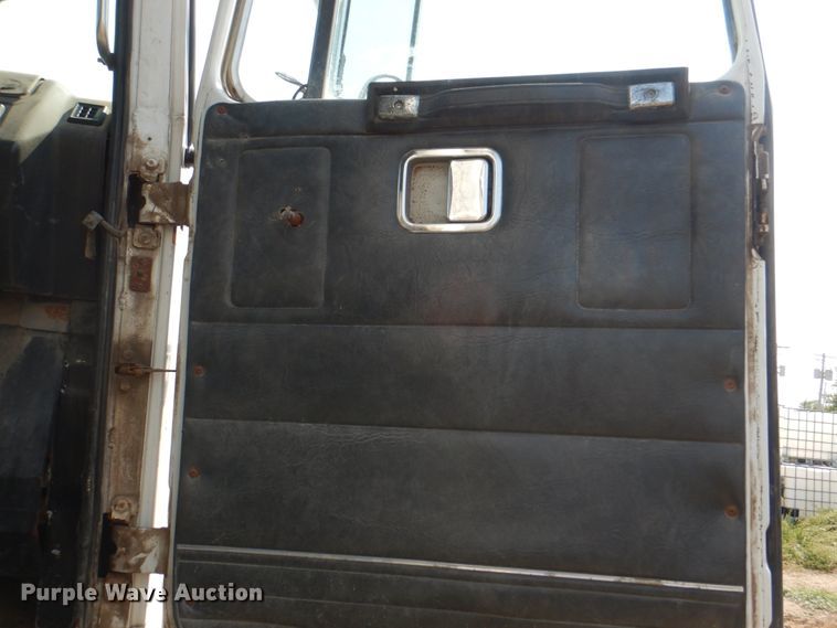 image for item KX9447 1994 White GMC WCA  truck cab and chassis