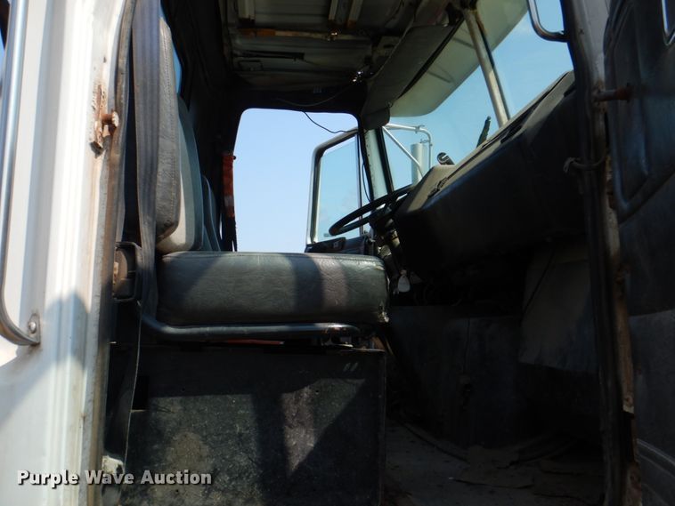 image for item KX9447 1994 White GMC WCA  truck cab and chassis