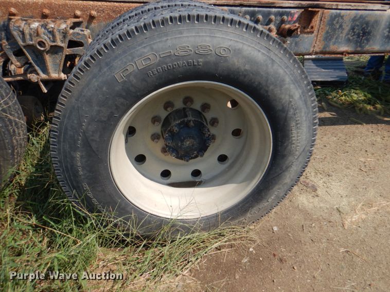 image for item KX9447 1994 White GMC WCA  truck cab and chassis