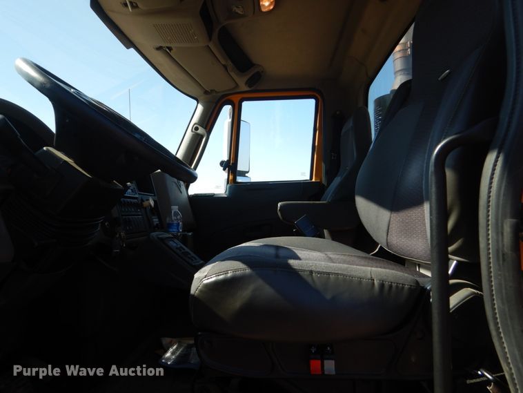 image for item DC8754 2011 International WorkStar 7500  bucket truck