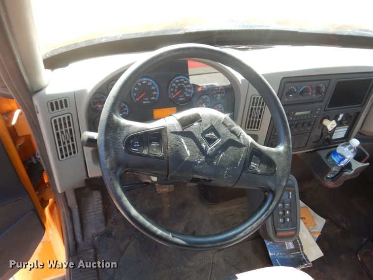 image for item DC8754 2011 International WorkStar 7500  bucket truck