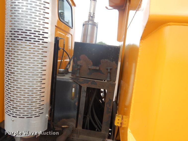 image for item DC8757 2004 Sterling L9500  dump truck