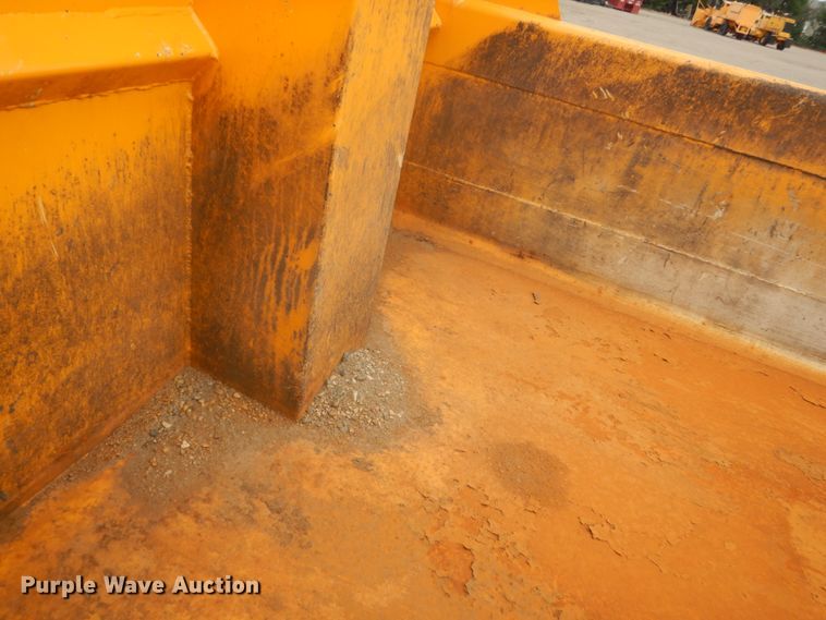 image for item DC8757 2004 Sterling L9500  dump truck