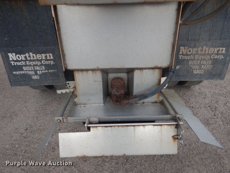 image for item DC8759 2006 Sterling L9500  dump truck