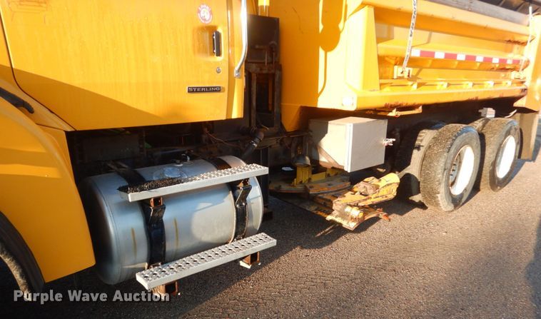 image for item DC8761 2004 Sterling L9500  dump truck