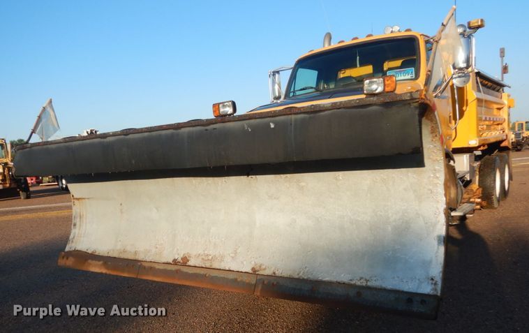 image for item DC8761 2004 Sterling L9500  dump truck