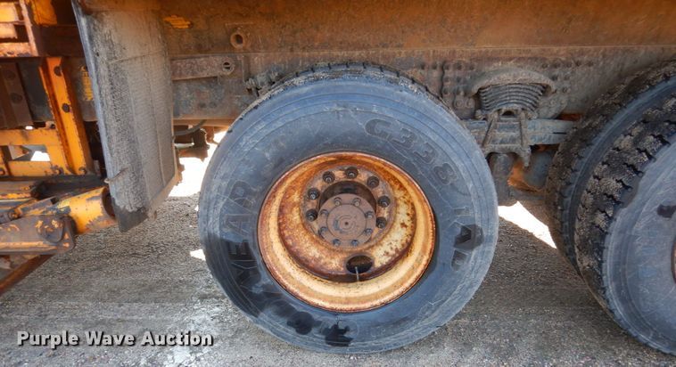 image for item DC8762 2005 Sterling L9500  dump truck