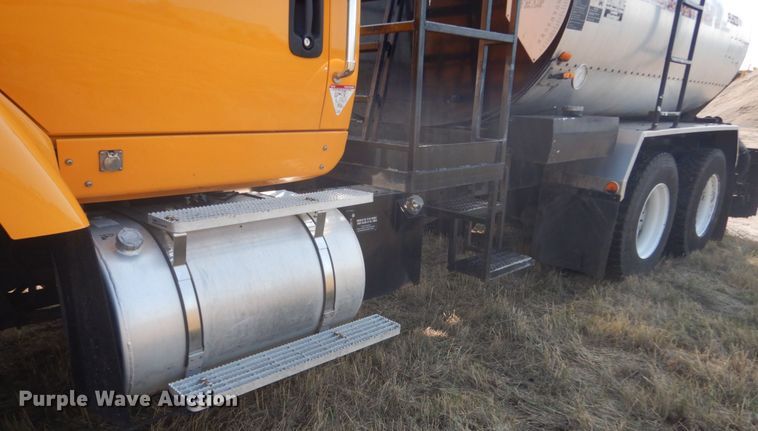 image for item DL6269 2012 International 7400  oil distributor truck