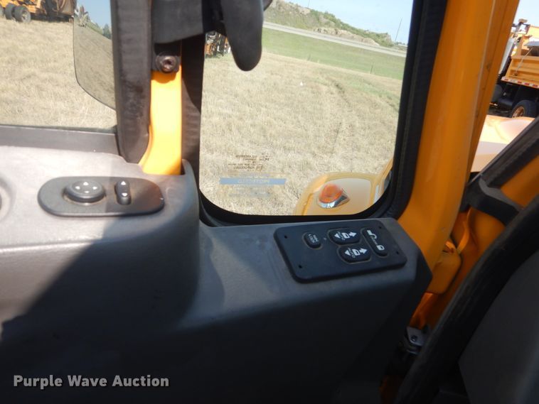 image for item DL6269 2012 International 7400  oil distributor truck