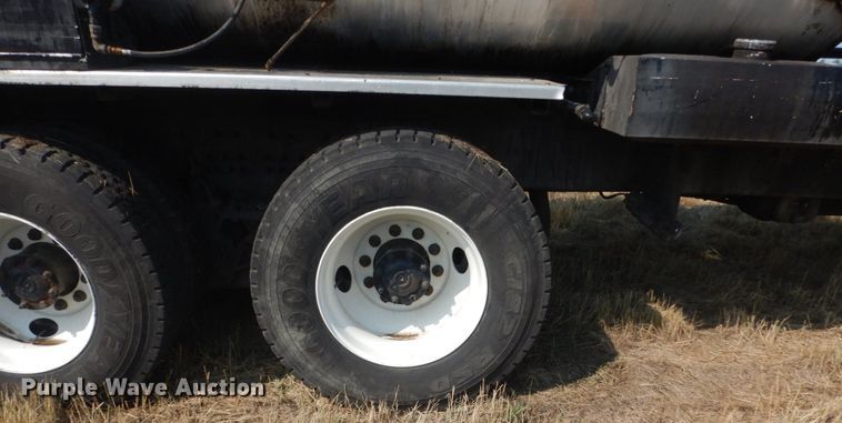 image for item DL6269 2012 International 7400  oil distributor truck