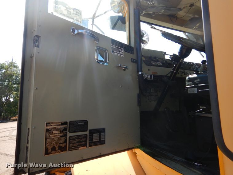 image for item DL6287 1989 Oshkosh P-2525-SP  snow blower truck