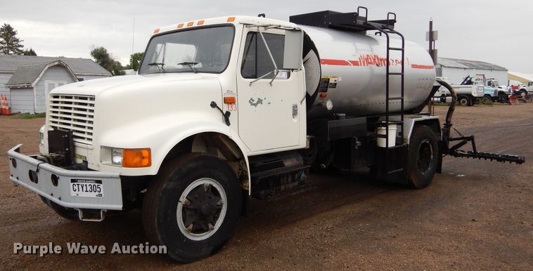 image for item DL6315 1992 International 4900  oil distributor truck