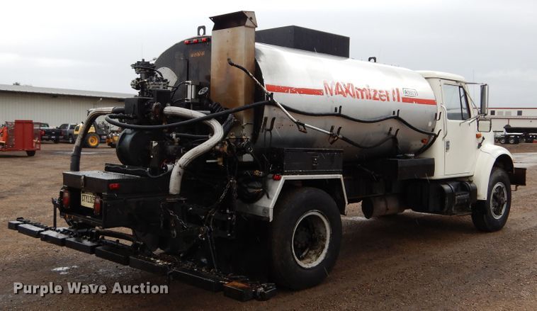 image for item DL6315 1992 International 4900  oil distributor truck