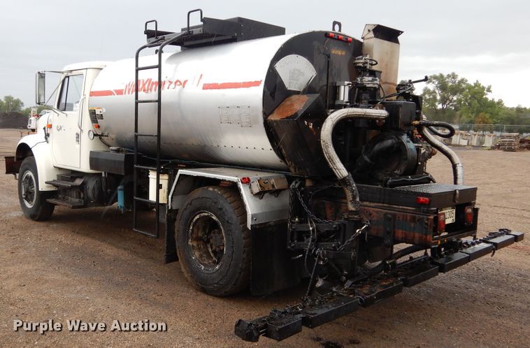 image for item DL6315 1992 International 4900  oil distributor truck