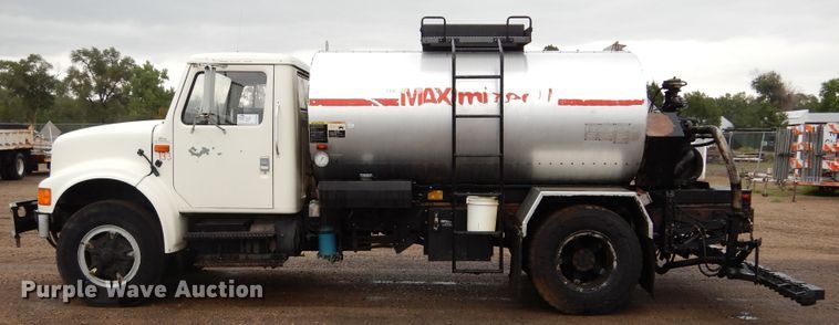 image for item DL6315 1992 International 4900  oil distributor truck