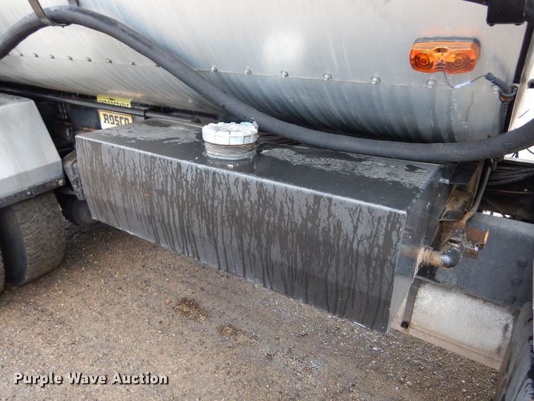 image for item DL6315 1992 International 4900  oil distributor truck