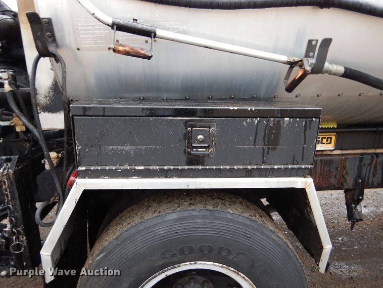 image for item DL6315 1992 International 4900  oil distributor truck