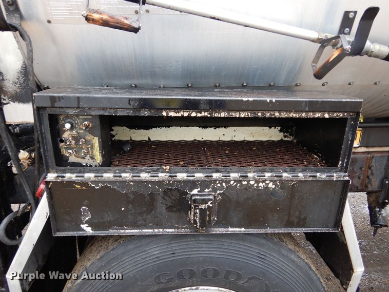 image for item DL6315 1992 International 4900  oil distributor truck