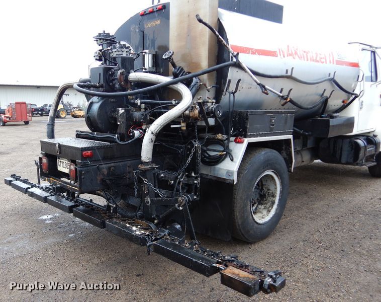 image for item DL6315 1992 International 4900  oil distributor truck