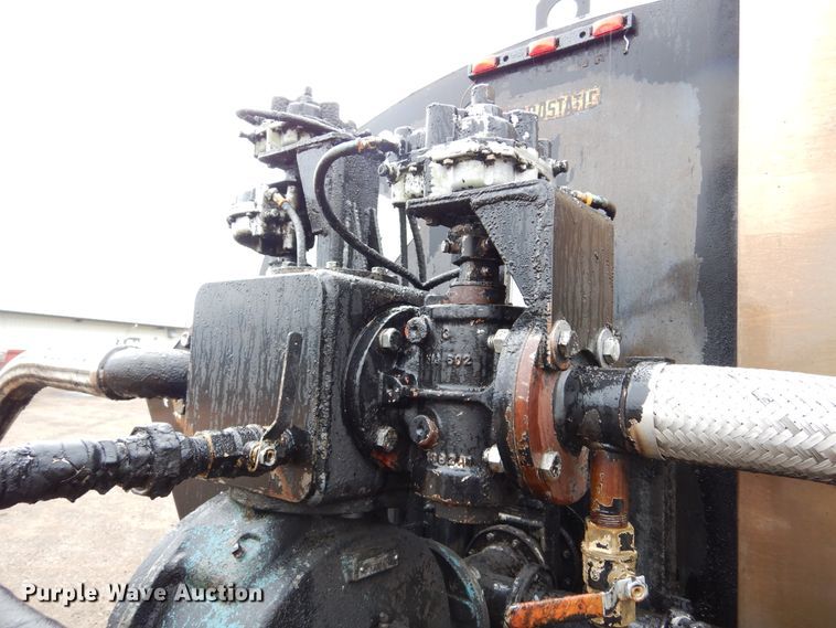 image for item DL6315 1992 International 4900  oil distributor truck