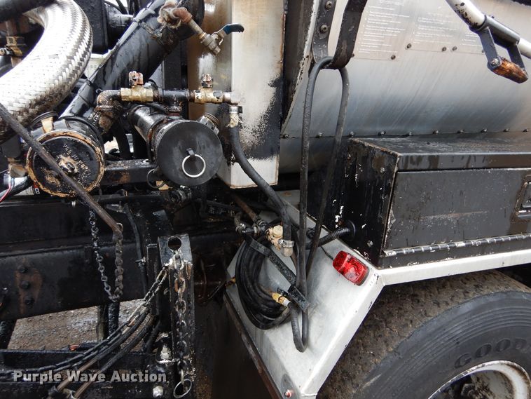 image for item DL6315 1992 International 4900  oil distributor truck