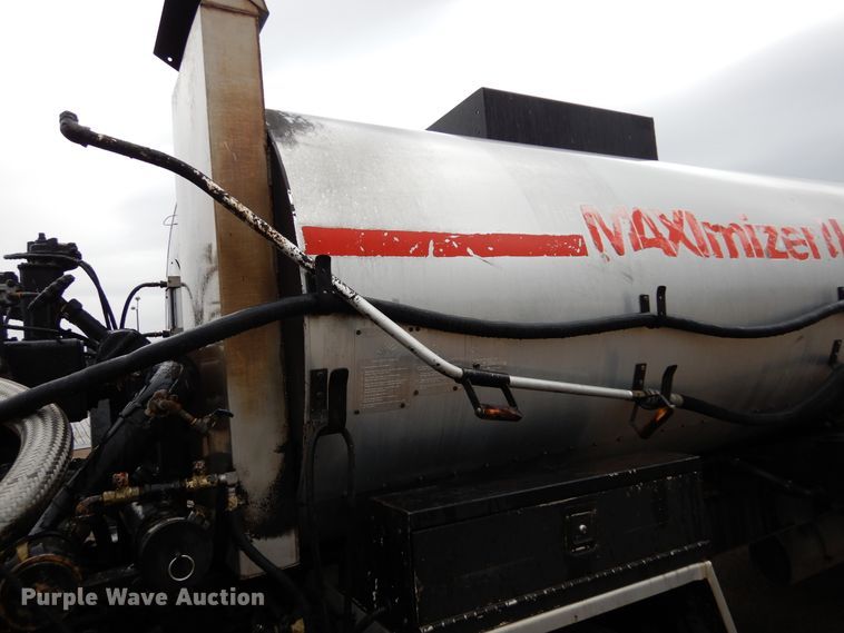 image for item DL6315 1992 International 4900  oil distributor truck