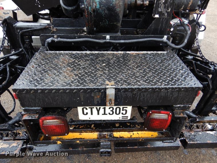 image for item DL6315 1992 International 4900  oil distributor truck