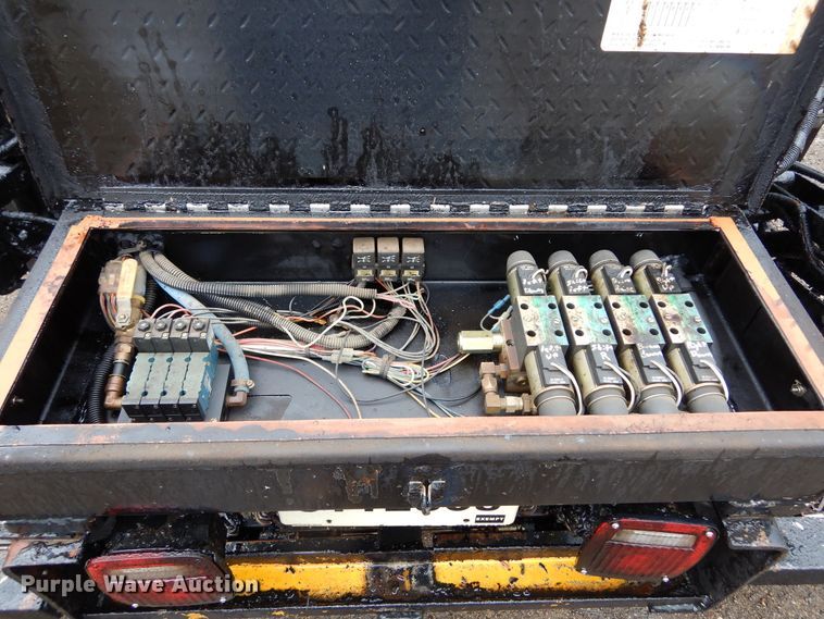 image for item DL6315 1992 International 4900  oil distributor truck