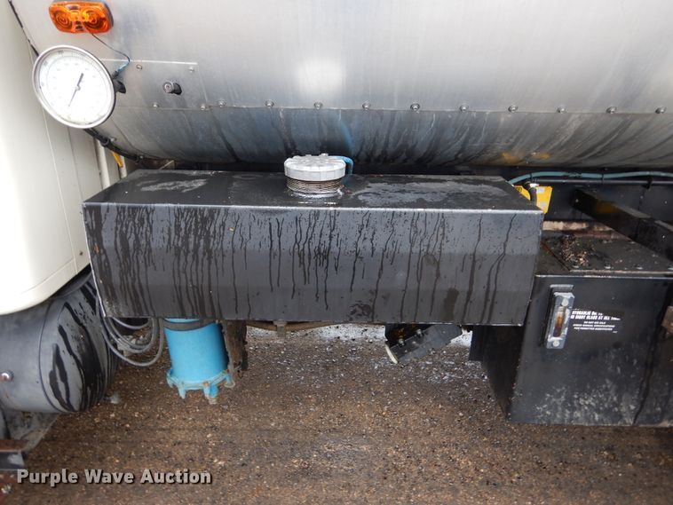 image for item DL6315 1992 International 4900  oil distributor truck