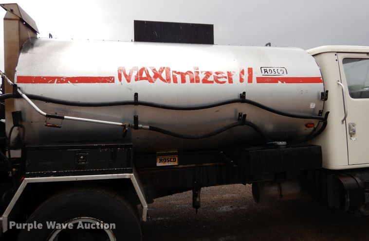 image for item DL6315 1992 International 4900  oil distributor truck